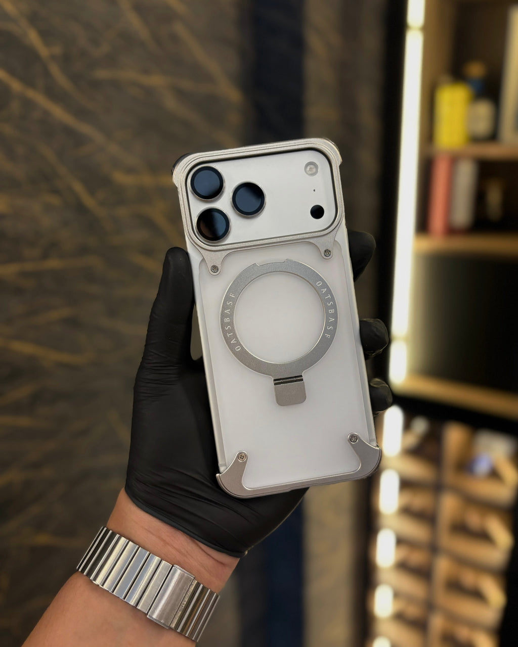 Case de acrílico con metal