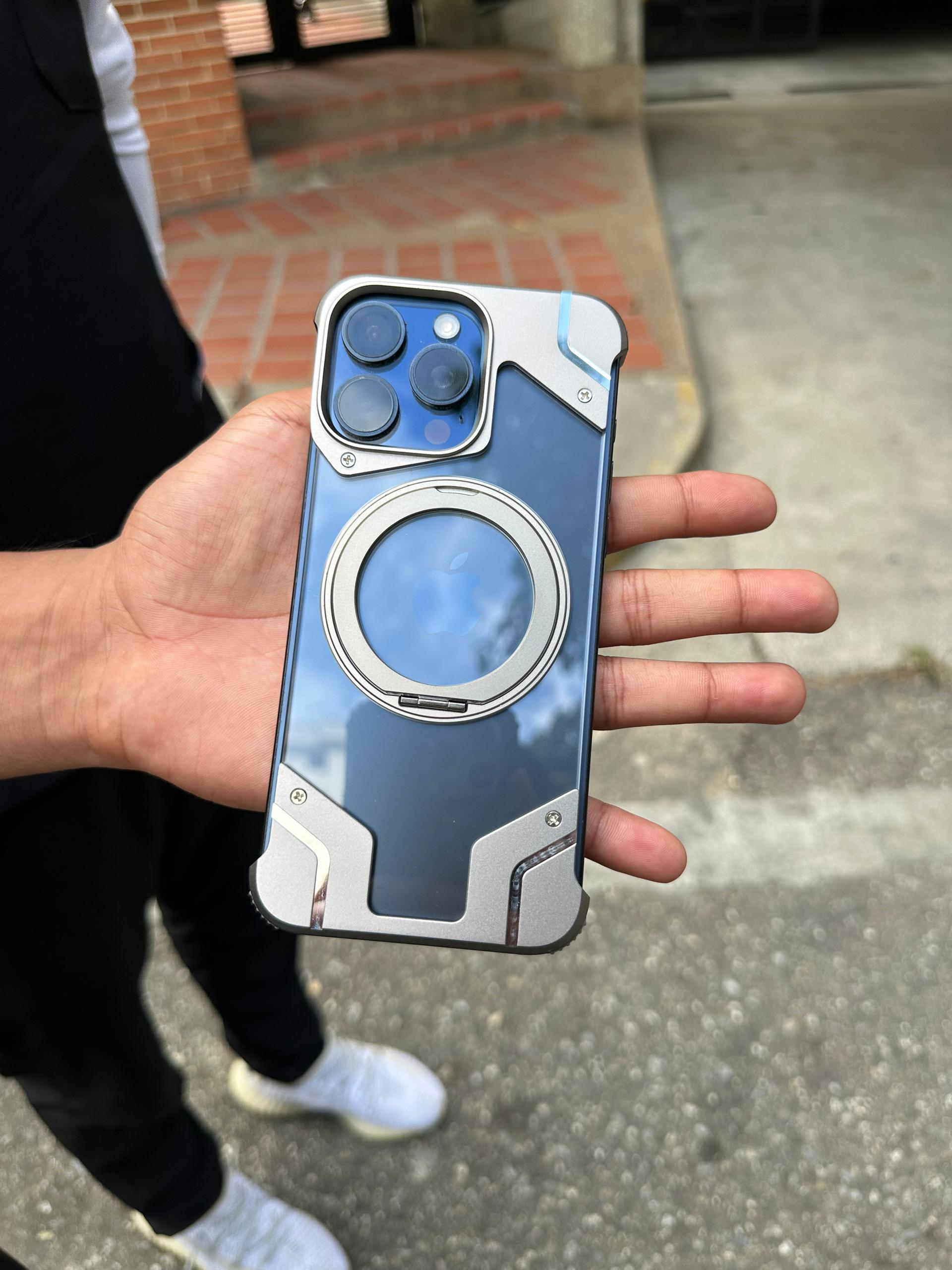 Case de acrílico con metal